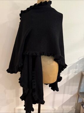 Alpaca Fina XL ruffled wrap Women's Black Ruffle-Trim shawl Wrap cape new cond